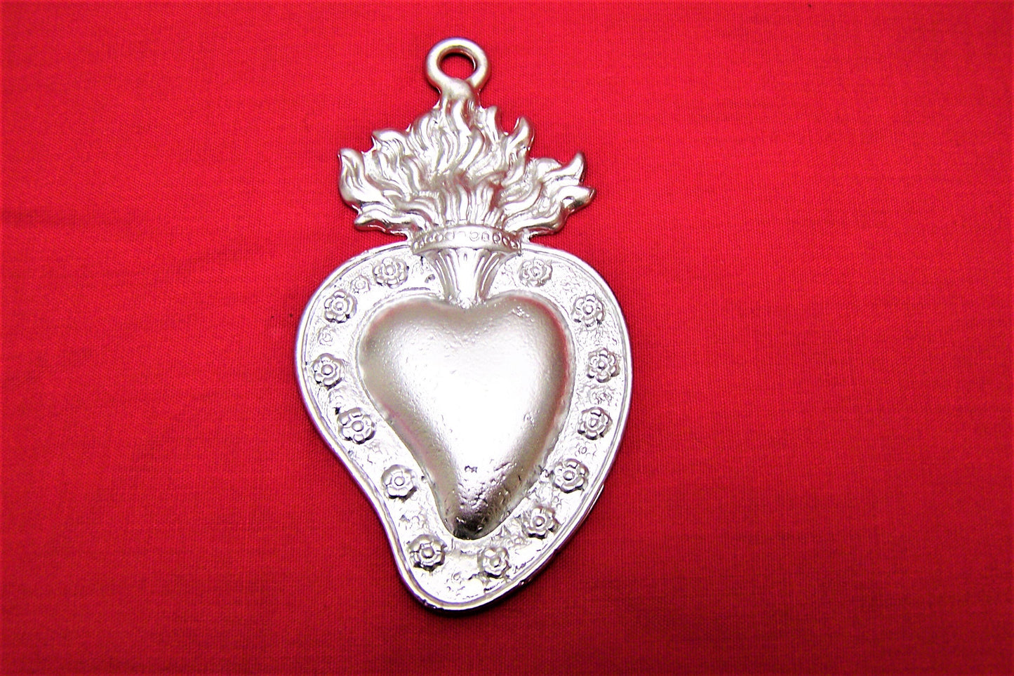 Tin/Silver Medium Sacred Heart with Flowers Milagro Ex Voto - Shiny Silver Finish